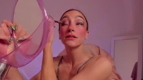 Snapshot of liahilton_ chatting on 11.05.25 lh6 9c online show from 11.05.25