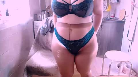 Snapshot of liahsofty chatting on 10.26.25 miss Lia colection for travel online show from 10.26.25