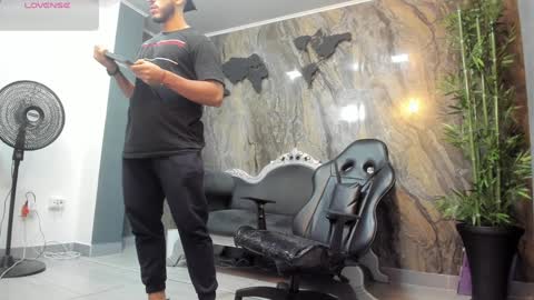 Snapshot of liam_kleiin chatting on 12.21.24 LIAM KLEIN online show from 12.21.24