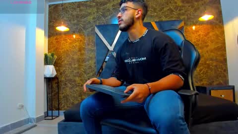 Snapshot of liam_kleiin chatting on 09.11.25 LIAM KLEIN online show from 09.11.25