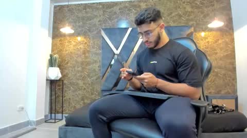 Snapshot of liam_kleiin chatting on 09.15.25 LIAM KLEIN online show from 09.15.25