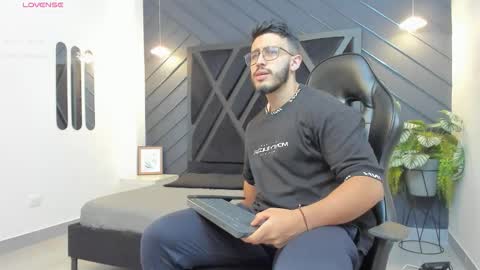 Snapshot of liam_kleiin chatting on 10.01.25 LIAM KLEIN online show from 10.01.25