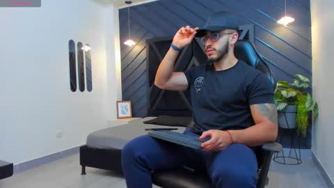 Snapshot of liam_kleiin chatting on 10.02.25 LIAM KLEIN online show from 10.02.25