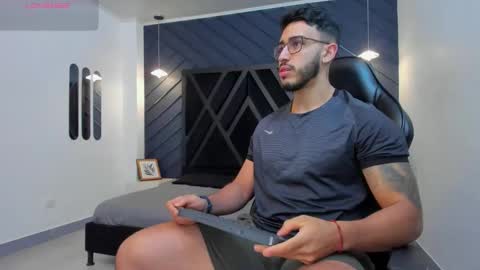 Snapshot of liam_kleiin chatting on 10.28.25 LIAM KLEIN online show from 10.28.25