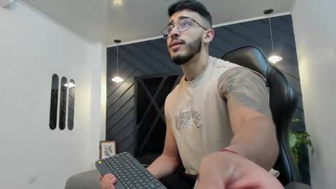 Snapshot of liam_kleiin chatting on 11.02.25 LIAM KLEIN online show from 11.02.25