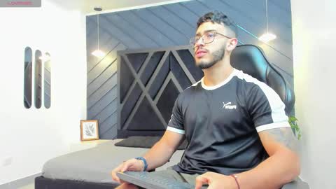 Snapshot of liam_kleiin chatting on 11.04.25 LIAM KLEIN online show from 11.04.25