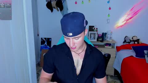 Snapshot of liam_oficial chatting on 01.10.25 liam online show from 01.10.25