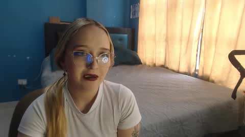 Snapshot of liaroberts1 chatting on 10.23.25 Lia Roberts online show from 10.23.25