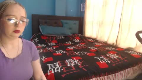 Snapshot of liaroberts1 chatting on 11.10.25 Lia Roberts online show from 11.10.25