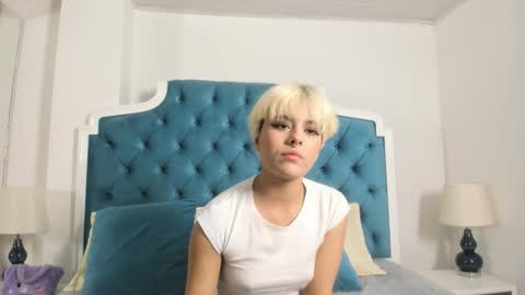 Snapshot of liavivumi chatting on 10.16.25 Lia Vivumi online show from 10.16.25