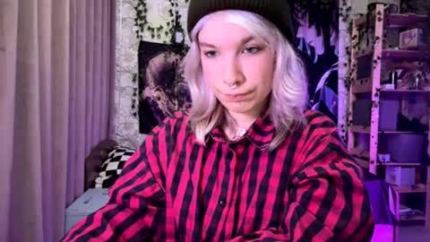 Snapshot of libbynading chatting on 10.12.25 Lola online show from 10.12.25