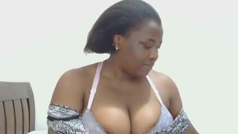 Snapshot of liilcutiee chatting on 11.08.25 Lily online show from 11.08.25