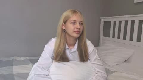 Snapshot of lil_tasty33 chatting on 09.21.25 Emma online show from 09.21.25
