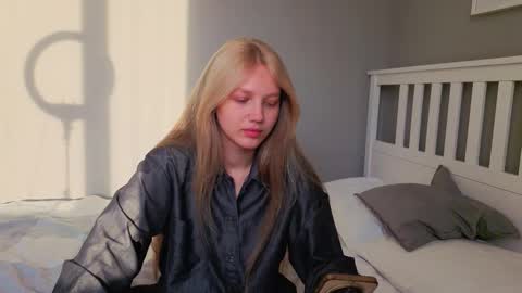 Snapshot of lil_tasty33 chatting on 10.15.25 Emma online show from 10.15.25