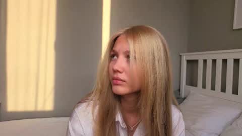 Snapshot of lil_tasty33 chatting on 10.21.25 Emma online show from 10.21.25