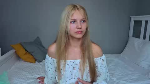 Snapshot of lil_tasty33 chatting on 10.23.25 Emma online show from 10.23.25