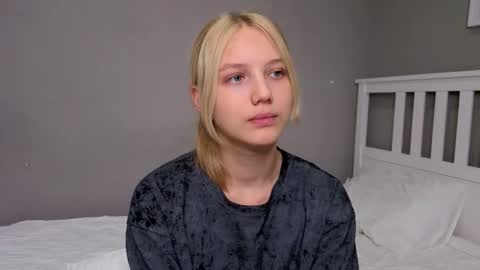 Snapshot of lil_tasty33 chatting on 10.28.25 Emma online show from 10.28.25