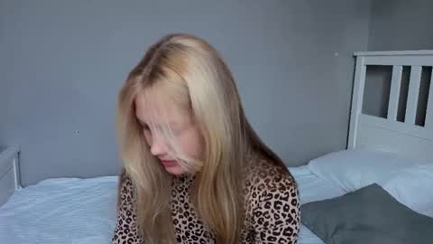 Snapshot of lil_tasty33 chatting on 11.01.25 Emma online show from 11.01.25