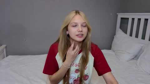 Snapshot of lil_tasty33 chatting on 11.04.25 Emma online show from 11.04.25