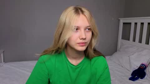 Snapshot of lil_tasty33 chatting on 11.07.25 Emma online show from 11.07.25