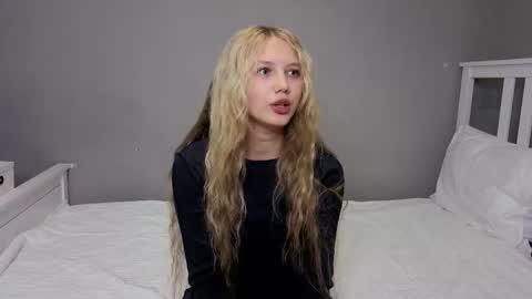 Snapshot of lil_tasty33 chatting on 11.11.25 Emma online show from 11.11.25