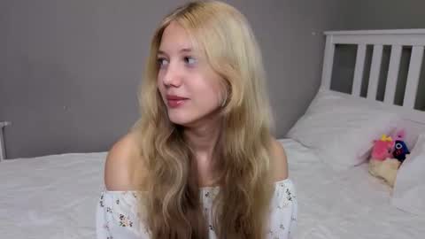 Snapshot of lil_tasty33 chatting on 11.12.25 Emma online show from 11.12.25