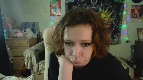 Snapshot of lileyfoxxx chatting on 10.07.25 Lil online show from 10.07.25