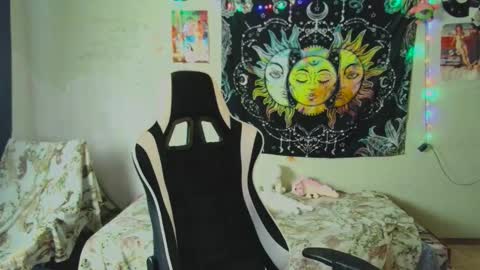 Snapshot of lileyfoxxx chatting on 10.29.25 Lil online show from 10.29.25