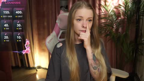 Snapshot of lili_01 chatting on 10.30.25 Lili online show from 10.30.25