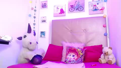 Snapshot of lili_roussi chatting on 03.12.25 lili_roussi online show from 03.12.25