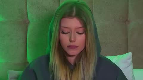 Mia online show from 02.21.25