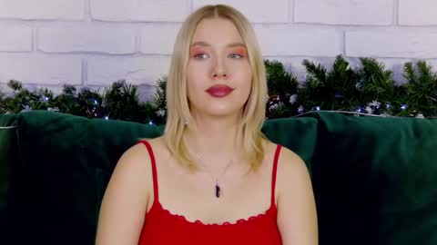 Snapshot of lililinn chatting on 12.14.24 LiliLinn online show from 12.14.24