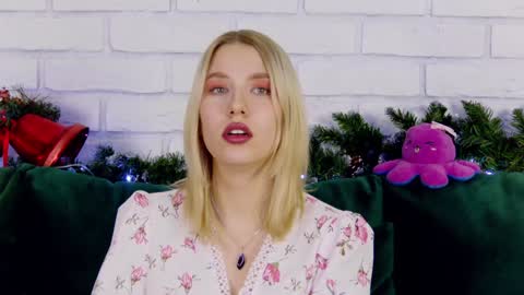 Snapshot of lililinn chatting on 12.16.24 LiliLinn online show from 12.16.24
