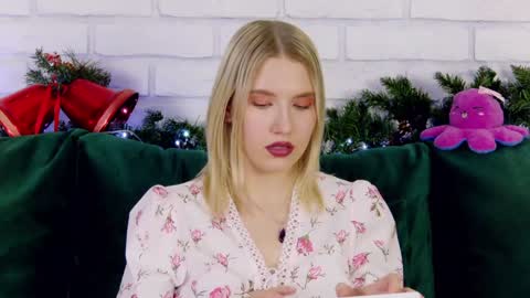 Snapshot of lililinn chatting on 12.16.24 LiliLinn online show from 12.16.24