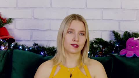 Snapshot of lililinn chatting on 12.17.24 LiliLinn online show from 12.17.24