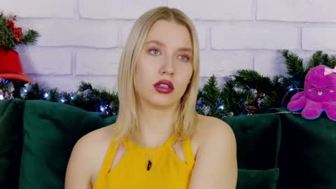 Snapshot of lililinn chatting on 12.17.24 LiliLinn online show from 12.17.24