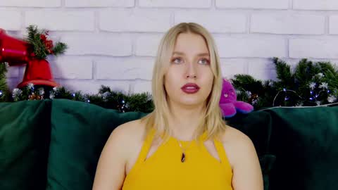 Snapshot of lililinn chatting on 12.17.24 LiliLinn online show from 12.17.24