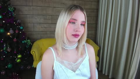 Snapshot of lililinn chatting on 12.20.24 LiliLinn online show from 12.20.24