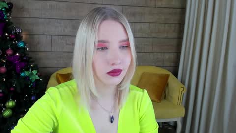 Snapshot of lililinn chatting on 12.21.24 LiliLinn online show from 12.21.24