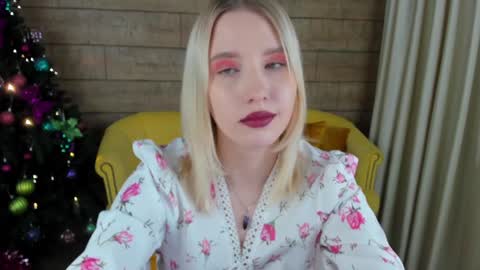Snapshot of lililinn chatting on 12.21.24 LiliLinn online show from 12.21.24