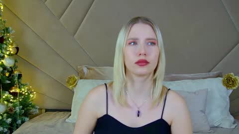 Snapshot of lililinn chatting on 12.23.24 LiliLinn online show from 12.23.24