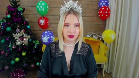 Snapshot of lililinn chatting on 12.26.24 LiliLinn online show from 12.26.24