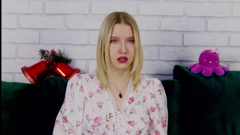 Snapshot of lililinn chatting on 12.27.24 LiliLinn online show from 12.27.24