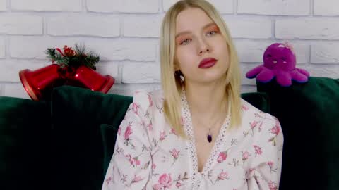 Snapshot of lililinn chatting on 12.27.24 LiliLinn online show from 12.27.24