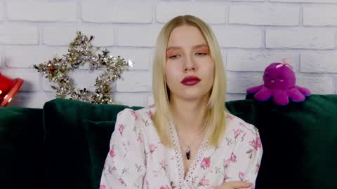 Snapshot of lililinn chatting on 12.27.24 LiliLinn online show from 12.27.24