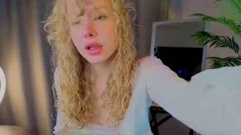 Snapshot of lililok101 chatting on 10.27.25 lililok101 online show from 10.27.25