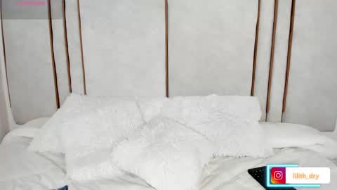 Snapshot of lilith_dry chatting on 09.23.25 lilith_dry online show from 09.23.25