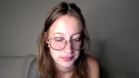 Snapshot of liljbby chatting on 10.08.25 Jay please help me reach 50 thumbs up online show from 10.08.25