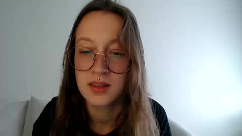 Snapshot of liljbby chatting on 10.13.25 Jay please help me reach 50 thumbs up online show from 10.13.25