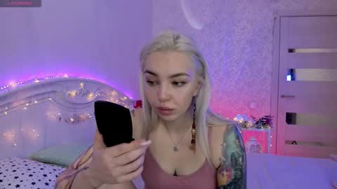 Snapshot of lillimooore chatting on 09.18.25 LilliMoore online show from 09.18.25